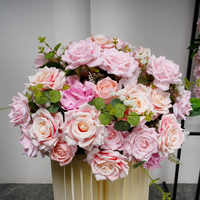 Décoration de mariage, grande boule de fleurs blanches en roses et gypsophile, centre de table pour événements et fêtes de mariage