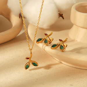 สร้อยคอไทเทเนียมรูปใบไม้ ต่างหูสแตนเลสชุบทอง 18k ชุดเครื่องประดับเพชรสีเขียวสำหรับผู้หญิง สวมใส่ได้ทุกวัน - Product Image 1