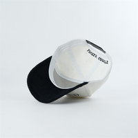 Op maat gemaakte geborduurde corduroy baseballcap, tweekleurig off-white zwart, vintage retro 6-panel sportcap