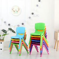 Chaises et tabourets en plastique épaissi de petite taille pour la vente en gros aux fabricants, idéaux pour les écoles maternelles, les écoles et les adultes