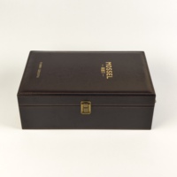 Boîte cadeau pour deux bouteilles de vin en bois recouvert de cuir PU, doublure en velours, fermeture dorée, poignée portable, logo personnalisé, boîte de rangement pour vin de luxe