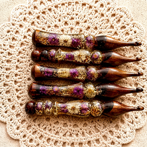 เข็มโครเชต์ลายดอกไม้สีแดงและสีน้ำเงินสำหรับงานฝีมือและงานศิลปะสะสม - Product Image 1