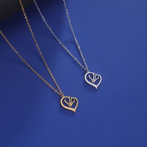 Bijoux en acier inoxydable <span class=keywords><strong>de</strong></span> haute qualité élégant or argent coeur creux <span class=keywords><strong>dessin</strong></span> <span class=keywords><strong>Simple</strong></span> collier pendentif <span class=keywords><strong>cheval</strong></span> à Double tête - Product Image 4
