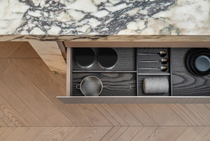 Gabinete de Cocina Moderno de Roble con Encimera de Mármol y Diseño de Isla Integrada - Product Image 6