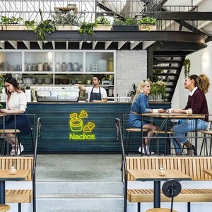 لافتة نيون LED على شكل ناتشوز من نيونوال بلون أصفر دافئ متباين مع إضاءة محيطة تعمل بـUSB لتزيين الجدران في المطاعم المكسيكية ومقاهي الوجبات الخفيفة والحفلات - Product Image 6