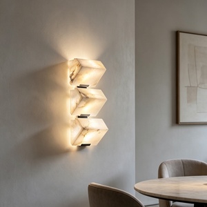 Lámpara de Pared Escultural de Alabastro Español, Diseño Plegado y en Capas, con LED de Latón para Sala de Estar, Dormitorio u Hotel - Product Image 1