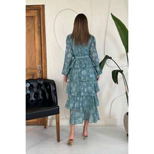 Robe de Soirée Modeste en Viscose à Rayures Superposées et Volants, Col Halter Translucide, Grande Taille XS-XL, Idéale pour les Journées et les Vacances - Vente en Gros - Product Image 1