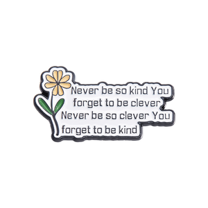 ペットではないでくださいテキストサロンブローチ感情表現金属ピンバックパック用アクセサリージュエリーギフト - Product Image 4