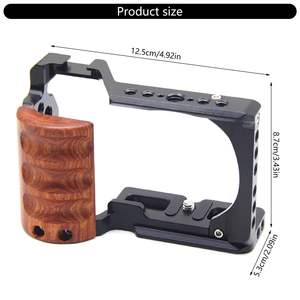 Jaula Metálica KAMPHO con Mango de Madera para Cámara <span class=keywords><strong>Sony</strong></span> <span class=keywords><strong>ZV</strong></span> <span class=keywords><strong>E10</strong></span> ZVE10 con Placa de Liberación Rápida, Orificios Roscados de 1/4'' y 3/8'' y Zapata Fría - Product Image 3