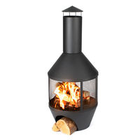 Moderne schwarze Metall-Holzfeuerstelle mit Holzlager und Funkenfanggitter für Terrassen-Feuerstelle im Freien