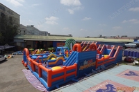 Parcours d'obstacles gonflable commercial avec toboggan géant, mur d'escalade et piscine à balles pour location en parc d'attractions extérieur