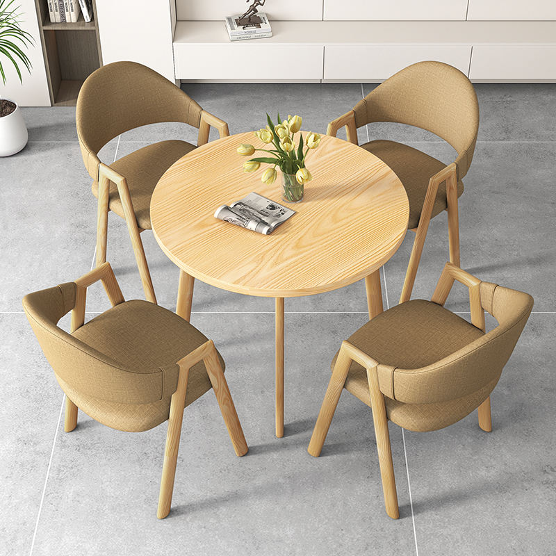 Une table et quatre chaises en couleur bois (chaises en tissu kaki)