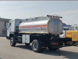 Camion cisterna fuoristrada Sinotruk HOWO 4x4, <span class=keywords><strong>autocisterna</strong></span> per carburante da miniera, <span class=keywords><strong>autocisterna</strong></span> per carburante a trazione integrale, in pronta consegna, per impieghi gravosi - Product Image 3