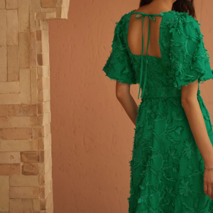 Robe midi jacquard texturée verte pour femme, col carré, manches bouffantes, avec lien à nouer dans le dos, ceinture et poches - Product Image 2