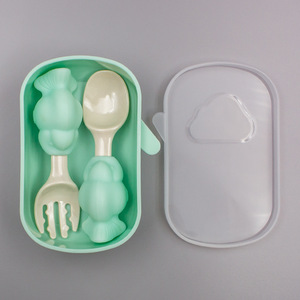 Juego de cuchara y tenedor de silicona con forma de manzana, sin BPA, para bebés de 0 a 12 meses - Product Image 2