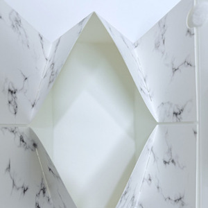 Caja de Papel Metálica Dorada de Lujo Personalizada, con Forma Triangular, de Una Pieza, con Asa Troquelada, para Lápiz Labial, Loción, Velas y Pelucas - Product Image 3