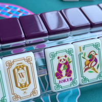 Ensemble de tuiles de mahjong Plum Panda prêt à être expédié, en acrylique personnalisé de luxe, 160 tuiles de mahjong, ensemble américain avec tapis de mahjong Plum Panda.