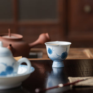 Taza de té de cerámica Guanlan con patrón floral azul, taza de porcelana redonda de pie alto para té de la tarde. - Product Image 3