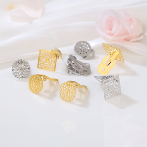 Boucles d'oreilles plaqué or 18 carats à motifs <span class=keywords><strong>de</strong></span> fleurs creuses Base ronde Clip d'oreille grenouille sur boucles d'oreilles connecteurs convertisseur résultats <span class=keywords><strong>de</strong></span> bijoux - Product Image 3