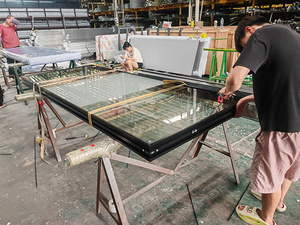 Parete Divisoria Semi-Vetrata per Soffitti Alti Personalizzabile Divisorio per Ufficio Parete Divisoria Strutturata Senza Soffitto - Product Image 4