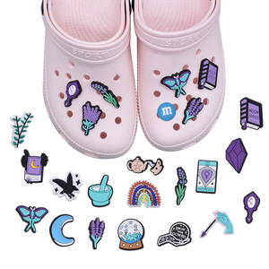 Breloques de chaussures mignonnes accessoires adaptés aux sabots sandales enfants adultes fête cadeaux d'anniversaire PVC caoutchouc violet décorations de chaussures breloques de chaussures - Product Image 2