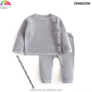 Vêtements chauds personnalisés en usine, ensembles <span class=keywords><strong>pull</strong></span>-over-pantalon 2 pièces en tricot-printemps-automne en coton pour bambins et bébés filles avec bouton - Product Image 2