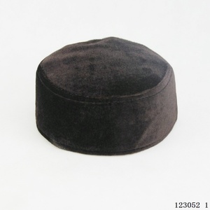 Chapeau Kufi YASEEN en velours de vison doux, écologique, respirant et chaud pour l'hiver, idéal pour l'extérieur et l'intérieur, pour les tenues islamiques. - Product Image 1