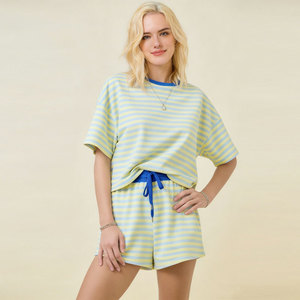 Ensemble décontracté deux pièces rayé pour femme avec logo personnalisé, épaules tombantes contrastantes et short à cordon de serrage, fabriqué par le fabricant - Product Image 2
