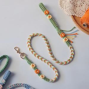 Vendita calda fatta a mano a mano guinzaglio per cani in cotone intrecciato Paracord con bellissimi accessori di fiori per animali domestici - Product Image 1