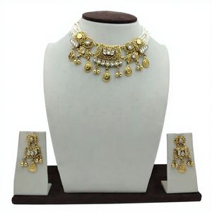 Conjunto de collar de perlas chapado en plata tradicional con detalles en Kundan, acabado en oro antiguo y aretes a juego. - Product Image 3