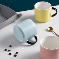 Benutzer definierte 13oz minimalist ische blau gelb rosa weiß Keramik gesprenkelte Kaffeetasse mit schwarzem Griff