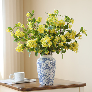 Arreglo de flores de seda amarillas de gardenia artificial para decoración de sala de estar y mesa de comedor. - Product Image 1
