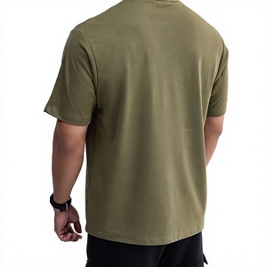 เสื้อยืดแขนสั้นสีเขียวมะกอกสำหรับผู้ชาย ทรงปกติ คอกลม มีกระเป๋าเสื้อ ผ้าเจอร์ซีย์ลำลอง ผ้าฝ้าย สีพื้น - Product Image 4
