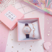 Montre à quartz pour filles, montre-bracelet chat de dessin animé, cadran rond, bracelet en cuir, pendentif, cadeau
