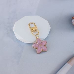 Porte-clés en alliage de zinc émaillé 3D personnalisé en gros, motif fleur, mignon, petit, de créateur, étanche, décapsuleur de haute qualité, pendentif tendance - Product Image 4