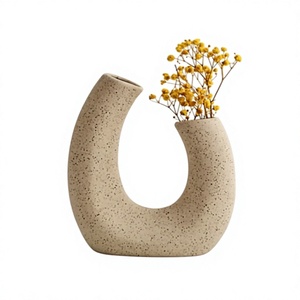Jarrón de mesa minimalista en forma de U de aluminio con recubrimiento en polvo, pieza decorativa hecha a mano para diseño de interiores del hogar. - Product Image 1
