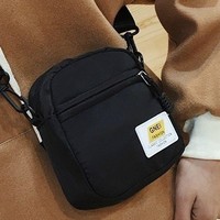 Sac à bandoulière décontracté en nylon pour hommes Pochette à bandoulière simple avec grande capacité Mini pochette à fermeture éclair à la mode