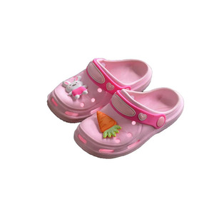 Zuecos Abiertos Antideslizantes Color Rosa para Niños Gracer con Decoraciones de Conejo y Zanahoria para Uso en Interiores y Exteriores - Product Image 3