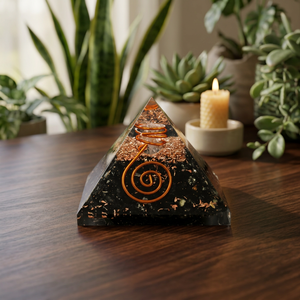 Pyramides d'Orgone sculptées et gravées en Agate Noire pour la Correction Vastu Feng Shui et la Décoration Intérieure - Product Image 3