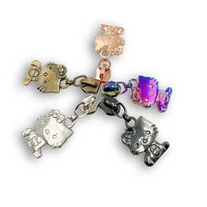 Vente directe d'usine, alliage de zinc plaqué, design de dessin animé pour vêtements et sacs à main - Product Image 1