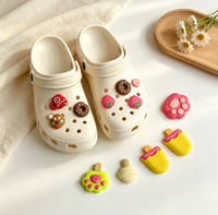 Breloques de chaussures mignonnes pour sabots en PVC souple, vente en gros, directement de l'usine, breloques personnalisées en forme de dessins animés, aliments, fruits, fleurs, boutons
