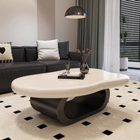 Table basse italienne minimaliste en forme de nuage : design moderne, créatif et luxueux de couleur crème pour le salon