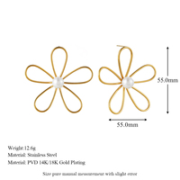 Boucles d'oreilles tendance en acier inoxydable plaqué or 18 carats, motif fleur creuse avec perles, style doux et élégant. Bijoux d'oreille de qualité pour femmes.