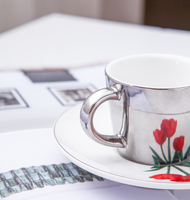Ensemble tasse et soucoupe en céramique et porcelaine, design moderne et luxueux, motif floral, effet miroir réfracteur, pour café et thé, écologique et durable