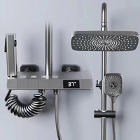Ensemble de douche numérique moderne gris avec mitigeur monocommande, jet pluie, barre coulissante et quatre fonctions, pour projets hôteliers