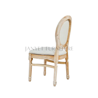 Chaises empilables en bois naturel Louis pour banquets, mariages et salles de réception