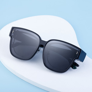 Gafas de Sol Polarizadas con Marco Cuadrado Moderno para Hombre y Mujer, Lentes Transparentes con Protección UV400, Marco TR90 Negro, Lentes Grises C2, Verano 2023 - Product Image 5