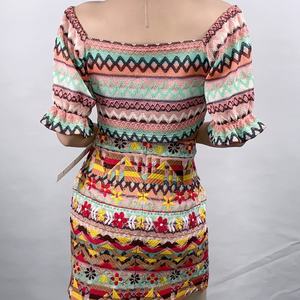 ชุดเซ็ตแจ็คการ์ดลายพิมพ์เรขาคณิตสำหรับผู้หญิง ดีไซน์ใหม่จากโรงงาน พร้อมเสื้อครอปท็อปและกระโปรงมินิปักลายดอกไม้ - Product Image 4