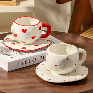 Tazza da Caffè in Ceramica Porcellana Dipinta a Mano con Design Nuoto a Petto Personalizzato Newell e Piattino per Caffetterie e Sale da Tè - Product Image 1