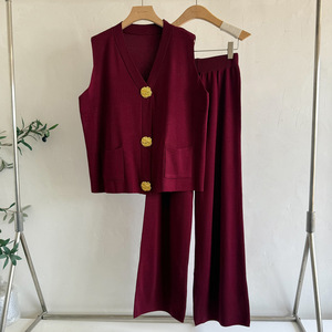 Ensemble deux pièces décontracté pour <span class=keywords><strong>femme</strong></span>, style européen et américain, <span class=keywords><strong>gilet</strong></span> tricoté à col en V avec boutons dorés et pantalon ample, idéal pour l'été. - Product Image 4
